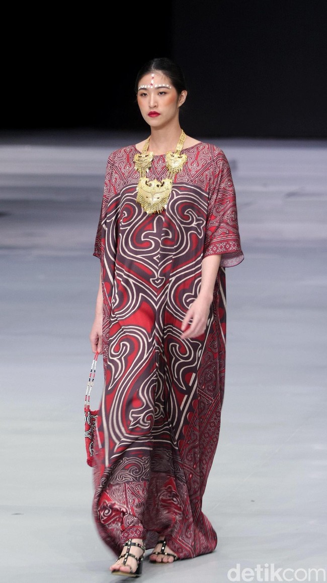 Fashion show koleksi busana terbaru Ghea Panggabean mengangkat tema Spirit of Toba’ dan terinspirasi keindahan kain Ulos di Indonesia Fashion Week 2018, Rabu [28/3/2018]. [Foto: Mohammad Abduh/Wolipop]