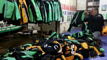 Pembeli memilih jaket bekas ojek online yang diobral murah.