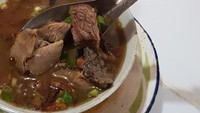 Maryati_lauw memilih coto Makassar dengan limpahan daging empuk. Ia melahapnya untuk sarapan lho. Pasti bikin perut hangat nih. Foto: Instagram maryati_lauw