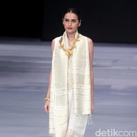 Fashion show koleksi busana terbaru Ghea Panggabean mengangkat tema Spirit of Toba’ dan terinspirasi keindahan kain Ulos di Indonesia Fashion Week 2018, Rabu [28/3/2018]. [Foto: Mohammad Abduh/Wolipop]
