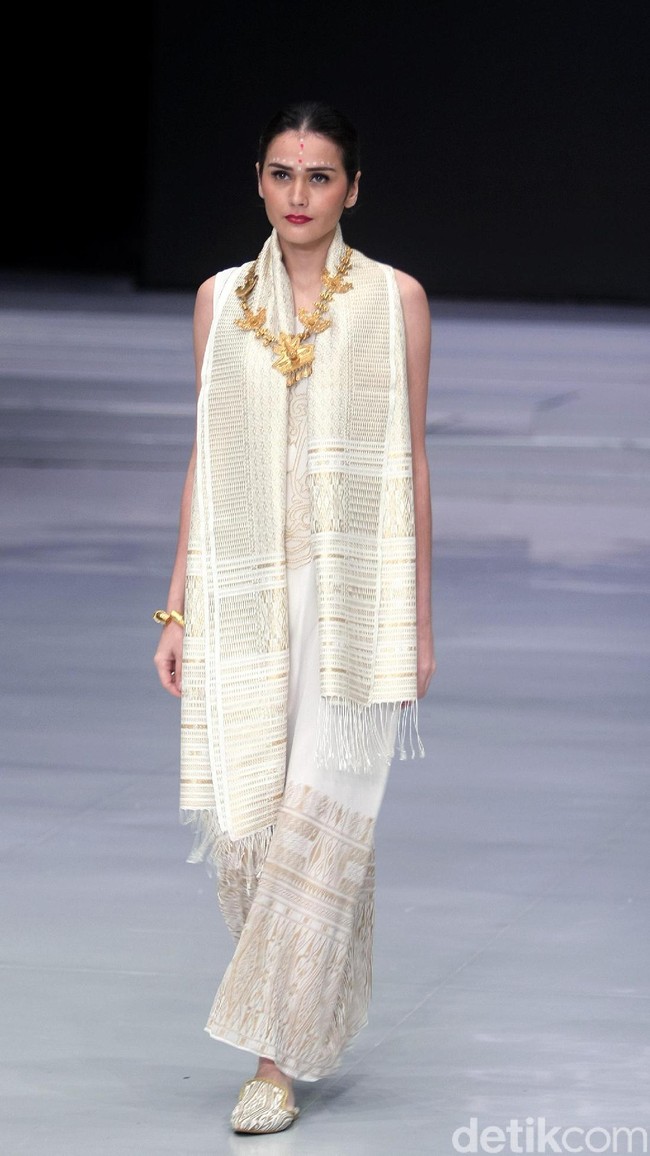 Fashion show koleksi busana terbaru Ghea Panggabean mengangkat tema Spirit of Toba’ dan terinspirasi keindahan kain Ulos di Indonesia Fashion Week 2018, Rabu [28/3/2018]. [Foto: Mohammad Abduh/Wolipop]