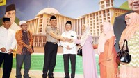 Wakil Ketua DMI yang juga menjabat Wakapolri Jenderal Polisi Syafruddin memberikan hadiah kepada Rifda Farnidah.