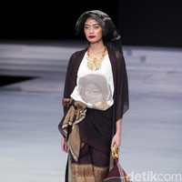 Fashion show koleksi busana terbaru Ghea Panggabean mengangkat tema Spirit of Toba’ dan terinspirasi keindahan kain Ulos di Indonesia Fashion Week 2018, Rabu [28/3/2018]. [Foto: Mohammad Abduh/Wolipop]