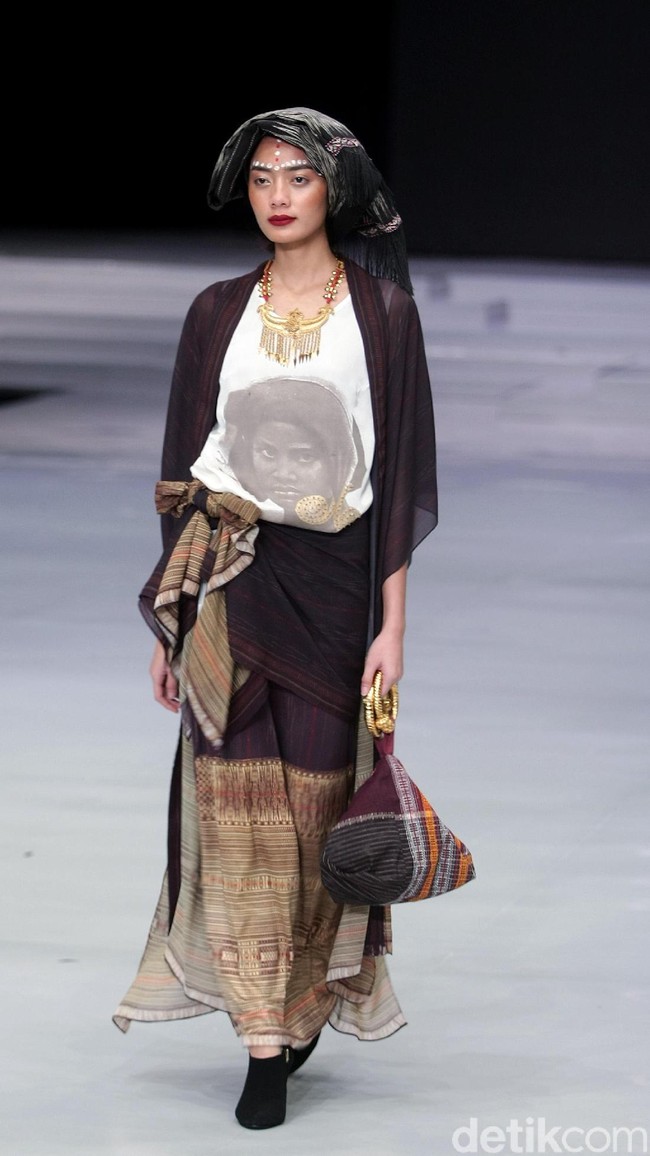 Fashion show koleksi busana terbaru Ghea Panggabean mengangkat tema Spirit of Toba’ dan terinspirasi keindahan kain Ulos di Indonesia Fashion Week 2018, Rabu [28/3/2018]. [Foto: Mohammad Abduh/Wolipop]
