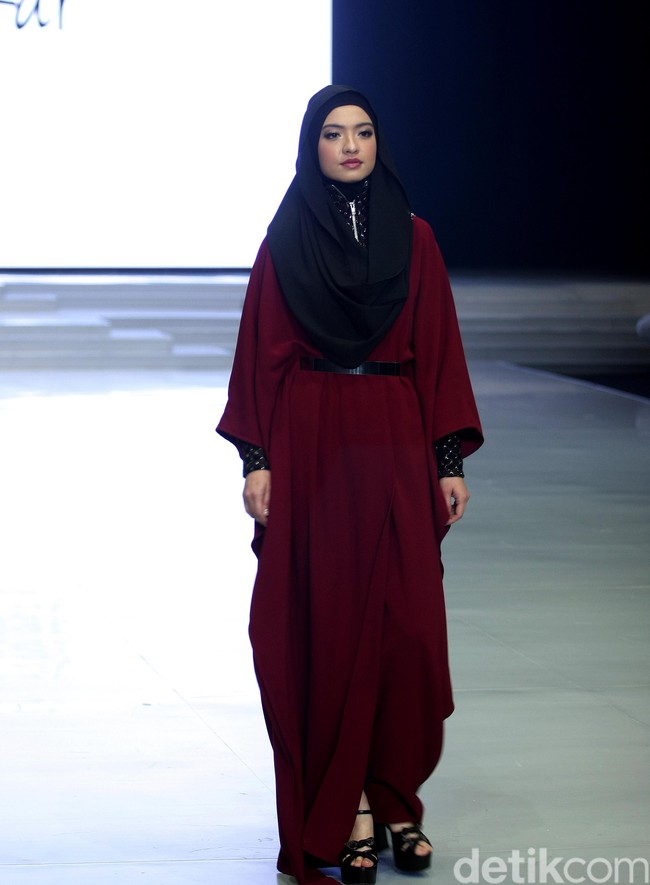 Raline Shah tampil berbeda saat mengenakan gaun hitam dan hijab hoodie karya Zaskia Sungkar. Memakai busana ini, brand ambassador Wardah Cosmetics ini tampak elegan seperti boneka dari Arab. Foto: Mohammad Abduh/Wolipop