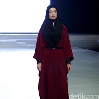 Raline Shah tampil berbeda saat mengenakan gaun hitam dan hijab hoodie karya Zaskia Sungkar. Memakai busana ini, brand ambassador Wardah Cosmetics ini tampak elegan seperti boneka dari Arab. Foto: Mohammad Abduh/Wolipop