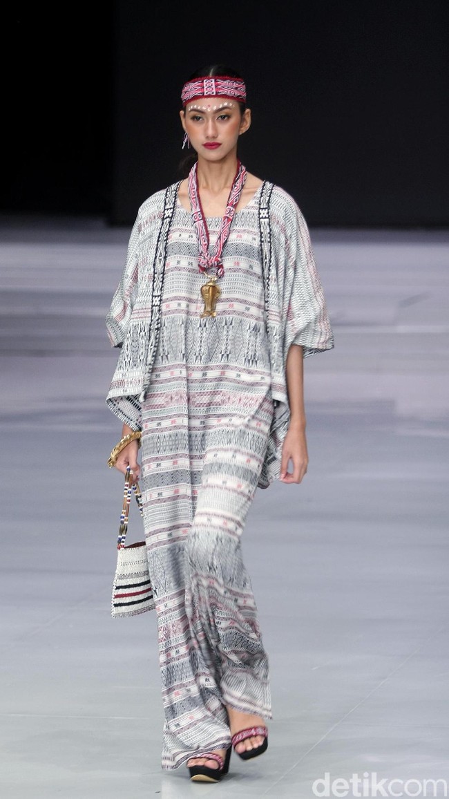 Fashion show koleksi busana terbaru Ghea Panggabean mengangkat tema Spirit of Toba’ dan terinspirasi keindahan kain Ulos di Indonesia Fashion Week 2018, Rabu [28/3/2018]. [Foto: Mohammad Abduh/Wolipop]