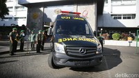 Penyerahan mobil ambulans dilakukan di halaman RSPAD Gatot Subroto.