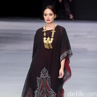 Fashion show koleksi busana terbaru Ghea Panggabean mengangkat tema Spirit of Toba’ dan terinspirasi keindahan kain Ulos di Indonesia Fashion Week 2018, Rabu [28/3/2018]. [Foto: Mohammad Abduh/Wolipop]