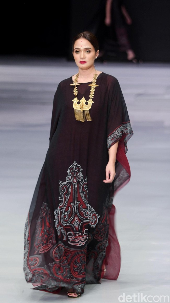 Fashion show koleksi busana terbaru Ghea Panggabean mengangkat tema Spirit of Toba’ dan terinspirasi keindahan kain Ulos di Indonesia Fashion Week 2018, Rabu [28/3/2018]. [Foto: Mohammad Abduh/Wolipop]