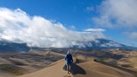 Great Sand Dunes National Park and Preserve merupakan kawasan gurun pasir seluas 17 ribu hektar. Lanskapnya berbukit-bukit dan tanpa pemukiman penduduk (Great Sand Dunes National Park and Preserve/Facebook)