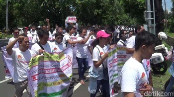 Aksi serupa pun terjadi di Denpasar, Bali. Ratusan pengelola outlet pulsa di Denpasar menggelar aksi unjuk rasa menolak pembatasan registrasi SIM card. Foto: Nadhang Astika/detikcom