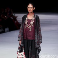 Fashion show koleksi busana terbaru Ghea Panggabean mengangkat tema Spirit of Toba’ dan terinspirasi keindahan kain Ulos di Indonesia Fashion Week 2018, Rabu [28/3/2018]. [Foto: Mohammad Abduh/Wolipop]