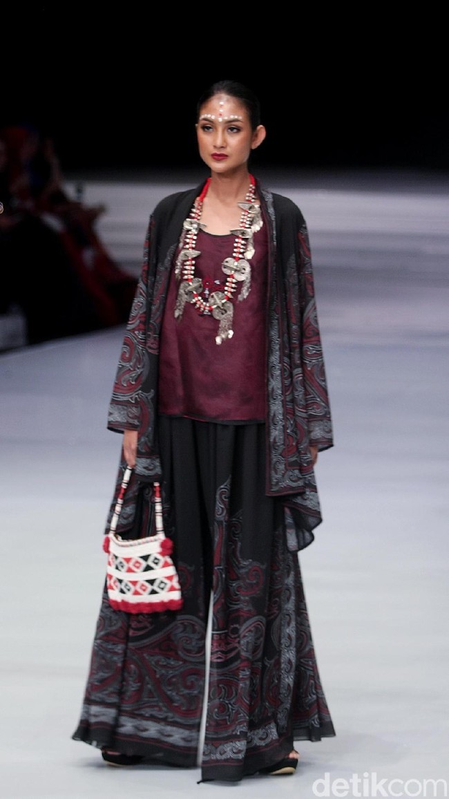 Fashion show koleksi busana terbaru Ghea Panggabean mengangkat tema Spirit of Toba’ dan terinspirasi keindahan kain Ulos di Indonesia Fashion Week 2018, Rabu [28/3/2018]. [Foto: Mohammad Abduh/Wolipop]