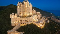 The Castle Hotel terletak di Dalian, China, hotel ini memiliki gaya Bavaria. Persisnya, berada di Xinghai Square, alun-alun kota terbesar di dunia (Booking.com)