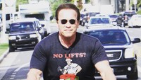 Mantan Gubenur California ini juga suka bersepeda. (Foto: Instagram/schwarzenegger)