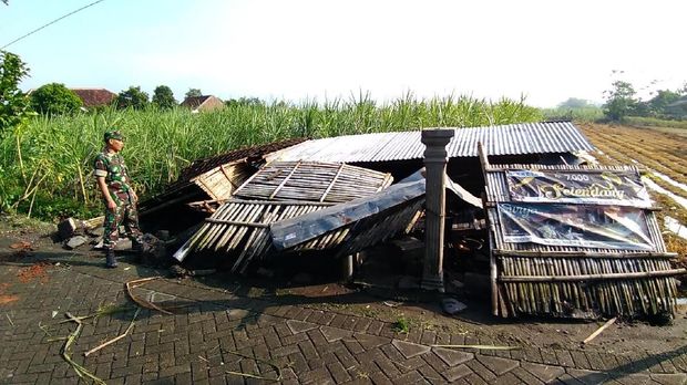 Hujan dan Puting Beliung, Atap Sejumlah Rumah di Kediri Beterbangan