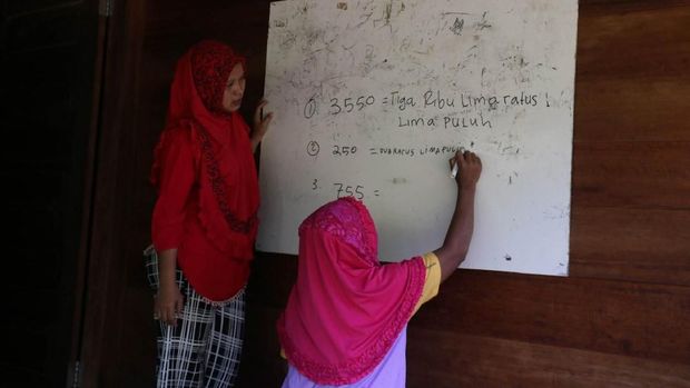 Kartini dari Aceh: Dilarang Sekolah, Kini Ngajar Ibu Pedalaman