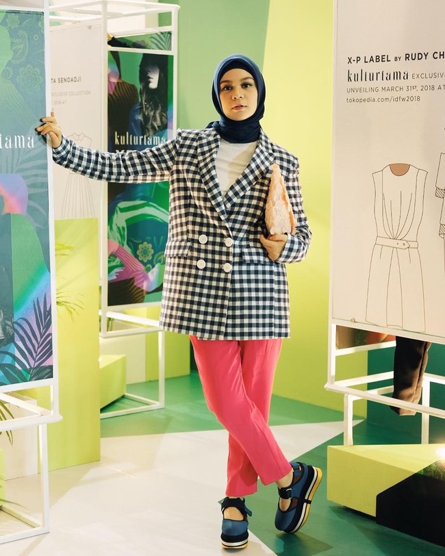 Tantri Namirah tampil memukau dengan oversized blazer bermotif kotak. Ia memadukan blazer monokrom itu dengan celana lurus berwarna shocking pink. Agar leluasa bergerak, ia memilih sepatu platform dengan nuansa warna emerald. Foto: Instagram/TantriNamirah
