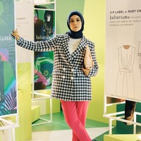 Tantri Namirah tampil memukau dengan oversized blazer bermotif kotak. Ia memadukan blazer monokrom itu dengan celana lurus berwarna shocking pink. Agar leluasa bergerak, ia memilih sepatu platform dengan nuansa warna emerald. Foto: Instagram/TantriNamirah
