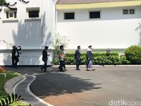 Pria yang disebut sebagai investor berjalan persis di belakang Ma'ruf Amin.