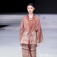 Fashion show koleksi busana terbaru Ghea Panggabean mengangkat tema Spirit of Toba’ dan terinspirasi keindahan kain Ulos di Indonesia Fashion Week 2018, Rabu [28/3/2018]. [Foto: Mohammad Abduh/Wolipop]