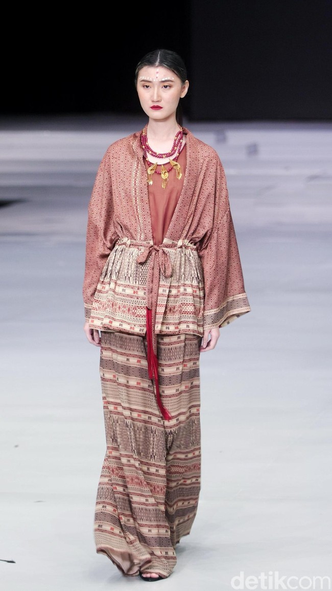 Fashion show koleksi busana terbaru Ghea Panggabean mengangkat tema Spirit of Toba’ dan terinspirasi keindahan kain Ulos di Indonesia Fashion Week 2018, Rabu [28/3/2018]. [Foto: Mohammad Abduh/Wolipop]