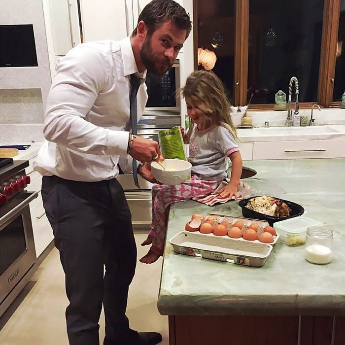 chris hemsworth masak dan makan