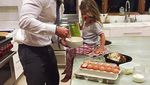 Begini Gaya Si Tampan Chris Hemsworth Saat Masak dan Makan!