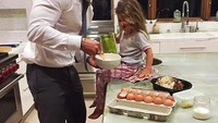 Duh, sosok ayah yang diinginkan banyak istri. Udah bisa jagain anak, bisa masak juga! Walau hanya masak scramble egg tapi tetap aja hot daddy. Foto: Instagram @chris.thor.fan  
