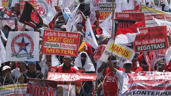 Suasana demo pengusaha konter di depan gedung DPRD Jatim, Surabaya, Senin (2/4/2018). Didik Suhartono/ANTARA FOTO.