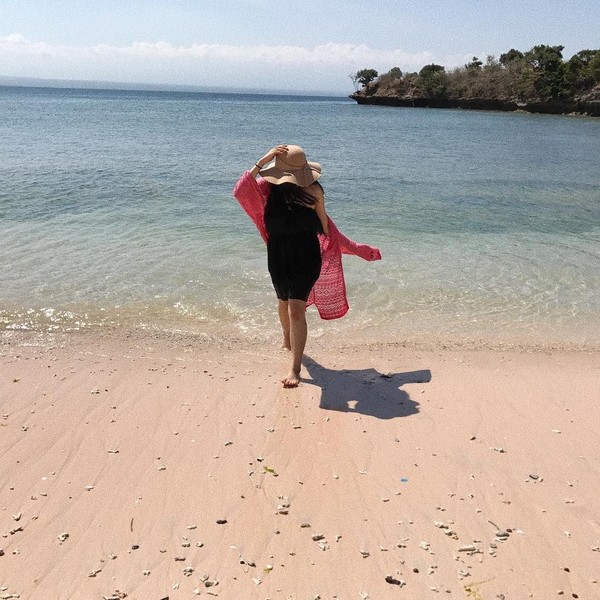 Pantai memang menjadi rujukan si anggun Cecillia. Membahas bajunya, ia terlihat amat anggun di setiap kesempatan liburannya karena selalu memakai rok dengan berbagai aksesoris kainnya (cecillimbad/Instagram) Pantai memang menjadi rujukan si anggun Cecillia. Membahas bajunya, ia terlihat amat anggun di setiap kesempatan liburannya karena selalu memakai rok dengan berbagai aksesoris kainnya (cecillimbad/Instagram)