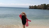 Pantai memang menjadi rujukan si anggun Cecillia. Membahas bajunya, ia terlihat amat anggun di setiap kesempatan liburannya karena selalu memakai rok dengan berbagai aksesoris kainnya (cecillimbad/Instagram)