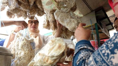 Istri Aswari-Irwansyah Kunjungi Pasar Sentosa