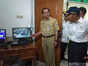 Mendikbud Pantau Pelaksanaan UN di SMKN 6 Jakarta Lewat CCTV