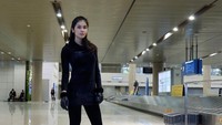Seperti pada bulan Januari lalu, Nong Nat pergi liburan ke Korea Selatan. Sebelum menjelajahi Korea, Nat berpose dulu di Bandara Incheon. (Instagram/natkejsarin)