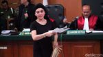 Kegerahan, Syahrini Buka Jaket dan Kipas-kipas