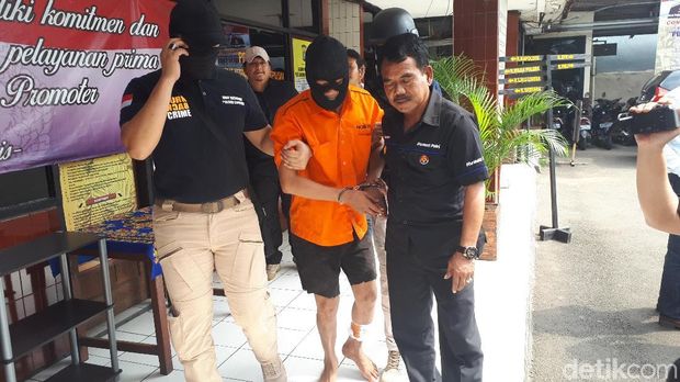 Polisi menembakk