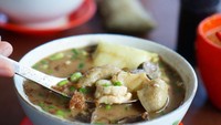 Meski aslinya dari Makassar, coto Makassar enak juga ada di Surabaya. Akun hobimakanenak mencicip coto Makassar buatan Daeng Mochtar. Duh, jeroannya kelihatan empuk! Foto: Instagram hobimakanenak