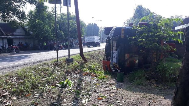 Bus Sugeng Rahayu Terguling di Ngawi, 17 Penumpang Selamat