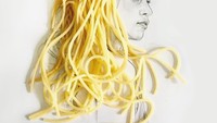 Masih memanfaatkan spaghetti, Diego bahkan membuat spaghetti ini dengan kepang. Terlihat seperti rambut asli ya? Foto: instagram @diegocusano