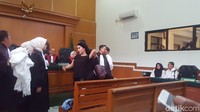 Aksi Syahrini sempat disoraki pengunjung sidang. Sorakan ini ditanggapi Syahrini dengan menoleh ke belakang sambil meletakkan satu jari di mulut,
