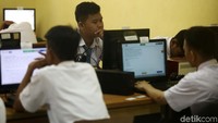 Siswa-siswi menjalani ujian nasional berbasik komputer di SMK 1 Jakarta, Senin (2/4).