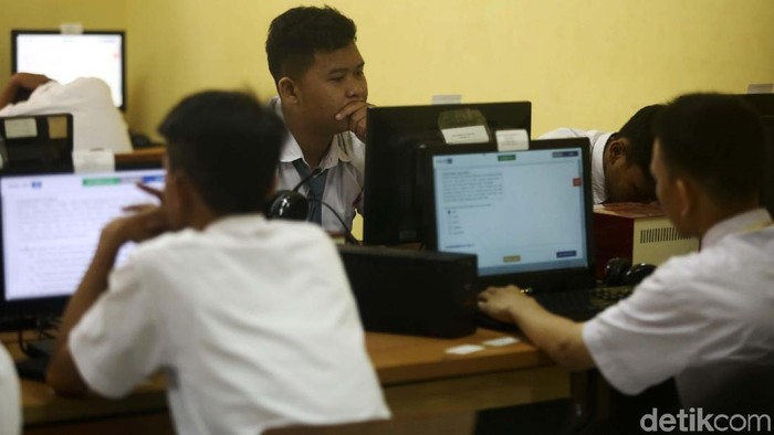 Para pelajar kelas 12 SMK 1 Jakarta mengikuti ujian nasional berbasik komputer (UNBK). Total ada 1.485.302 siswa dari 13.054 sekolah yang mengukuti UN hari ini.
