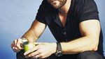 Begini Gaya Si Tampan Chris Hemsworth Saat Masak dan Makan!