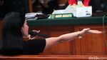 Kegerahan, Syahrini Buka Jaket dan Kipas-kipas