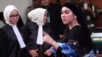 Kegerahan, Syahrini Buka Jaket dan Kipas-kipas