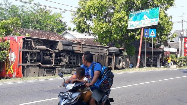 Bus Sugeng Rahayu Terguling di Ngawi, 17 Penumpang Selamat