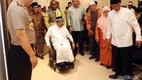 Syekh Kahlid Al Hamoudi menggunakan kursi roda tiba di kantor DMI Pusat.