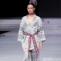 Fashion show koleksi busana terbaru Ghea Panggabean mengangkat tema Spirit of Toba’ dan terinspirasi keindahan kain Ulos di Indonesia Fashion Week 2018, Rabu [28/3/2018]. [Foto: Mohammad Abduh/Wolipop]